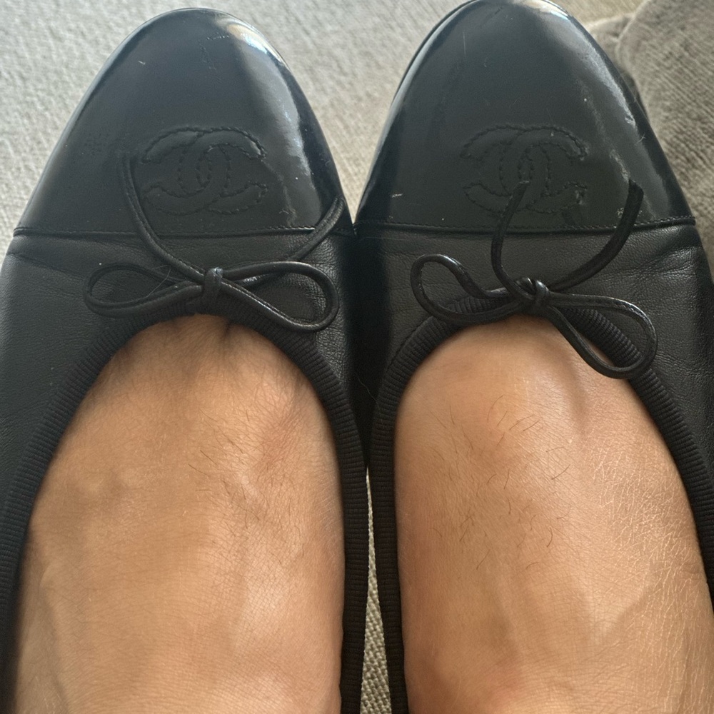 CHANEL Black Leather Ballerina
Flat with Patent Tow and Bow - Picture 4 of 16